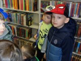 „Moc emocji Małego Czytelnika” -wizyta Troskliwych Misiów w bibliotece